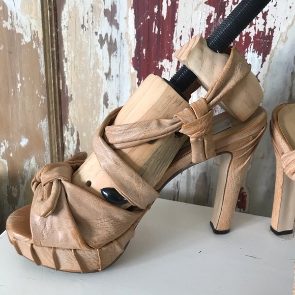 Speigle Women’s Tan Platform heels, size 7.5 - Picture 3 of 6